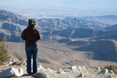 Syl kijkt uit over een vallei, met in de verre achtergrond de grens met Mexico
